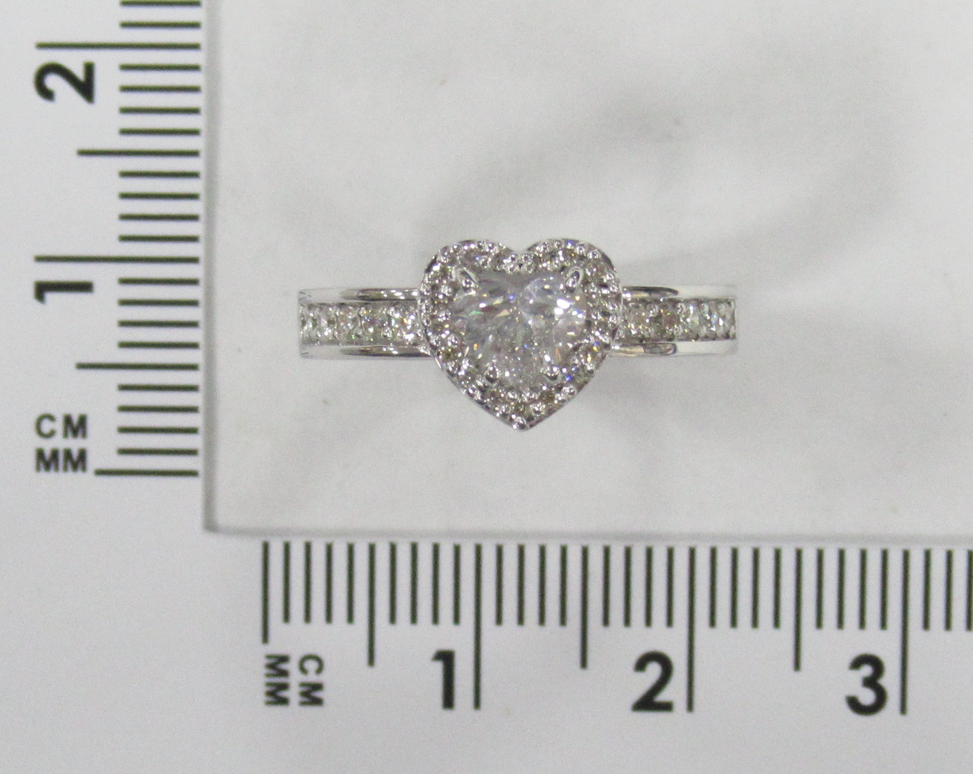 Кольцо из белого золота с бриллиантами "Сердце"
